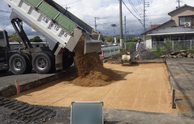 盛土材(清浄土)搬入及び転圧状況
