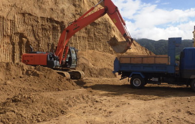 盛土材(清浄土)積込状況